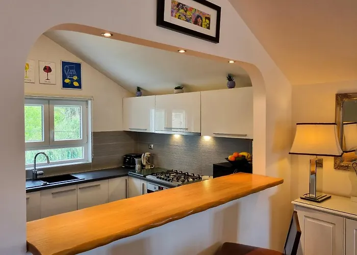 High Horizon - Sun, Space & Blue Skies Daire Mlini